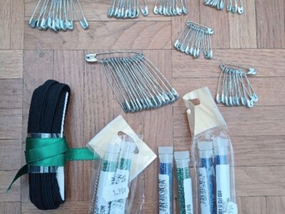 Epingles a nourrice, perles et elastique